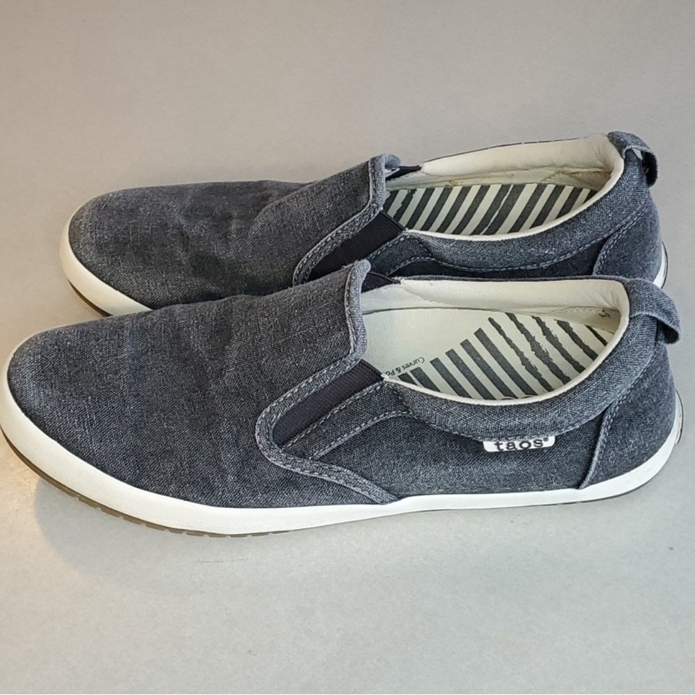 Taos Dandy slip ons